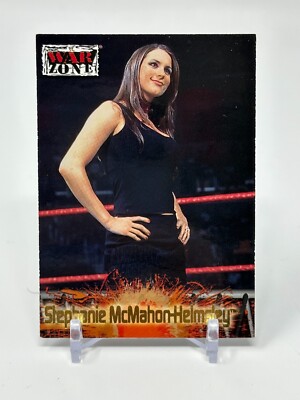2001 Fleer WWF War Zone Stephanie McMahon-Helmsley Rookie RC Card #68 BUf  sc