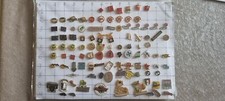 Pins distintivi vari,squadre calcio,partiti politici, e molto altro.