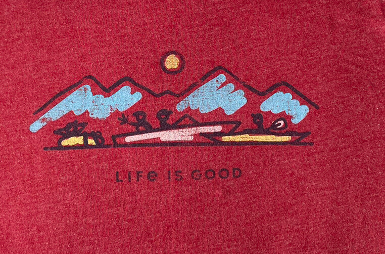 T shirt piccola Life Is Good da uomo maglietta fresca rosso lago fila barche montagna pesca S