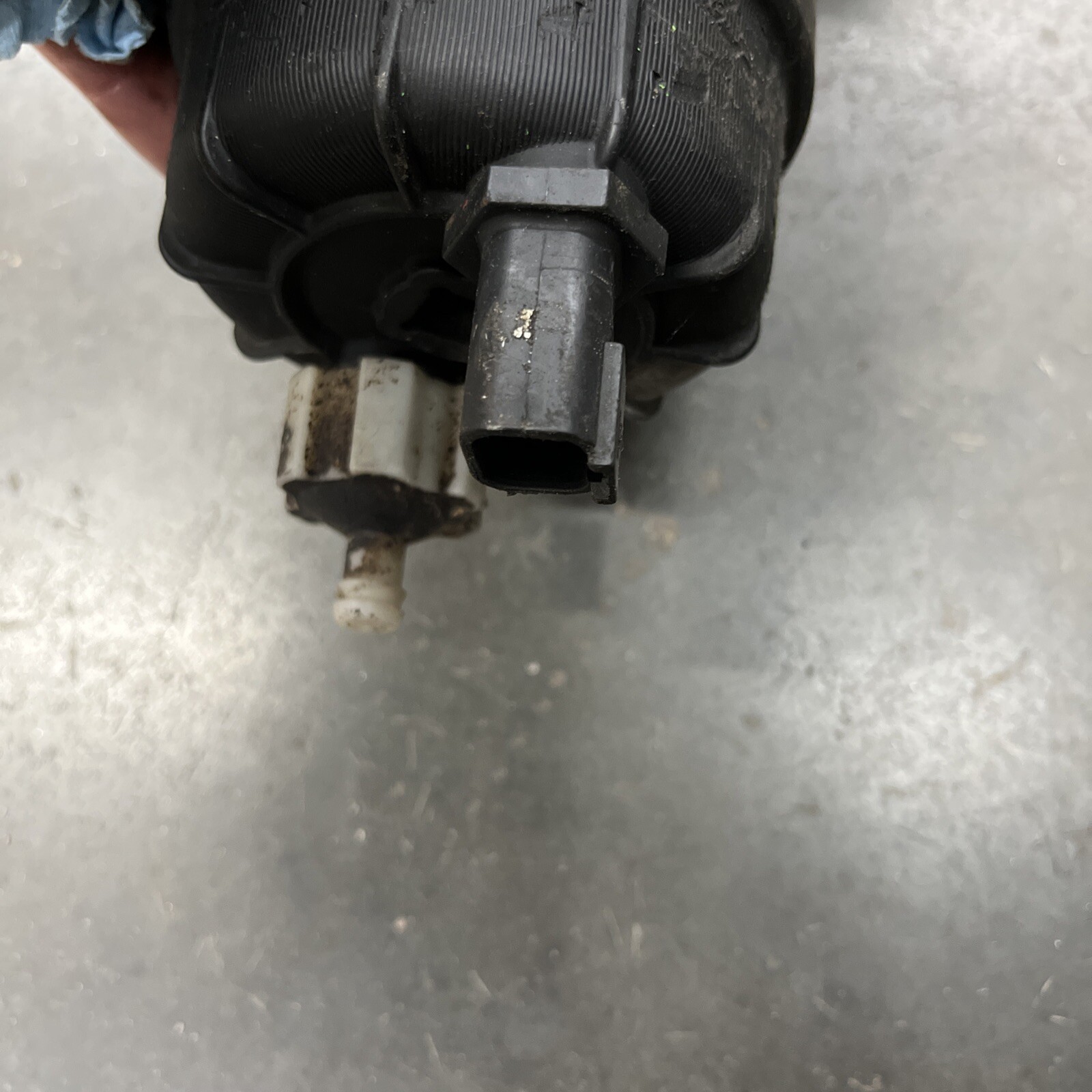 0710 DODGE RAM OEM 6.7 CUMMINS FUEL FILTER HOUSING & CANISTER