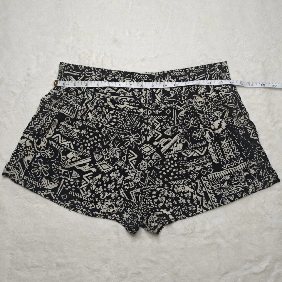 Pantalones Cortos Ecoté Urban Outfitters Estampado Geométrico Boho Negros Cintura Gruesa Medianos Foto 3 de 4