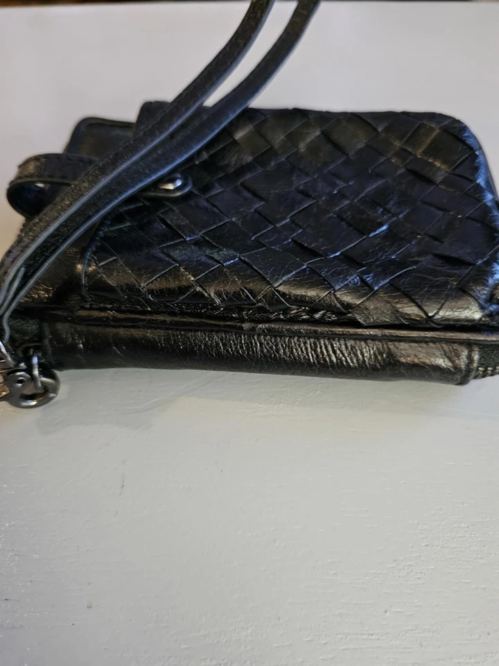 Bolso sin asas de muñeca Sassy Black Elliott Lucca reúne tus elementos esenciales Foto 2 de 4