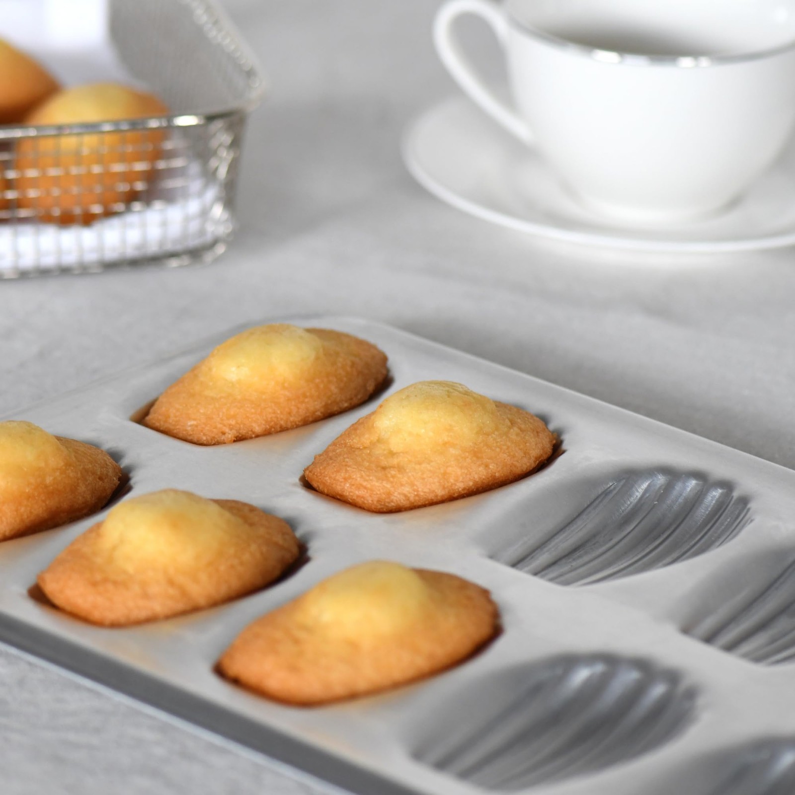 Moule madeleines en fer blanc pour une cuisson dorée et croustillante - 4