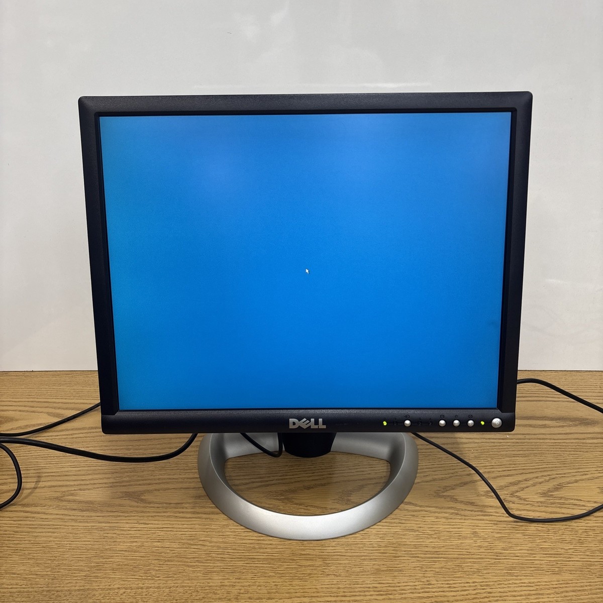 Dell 20” UltraSharp 2001FP UXGA 1600:1200 LCD Monitor with Stand
