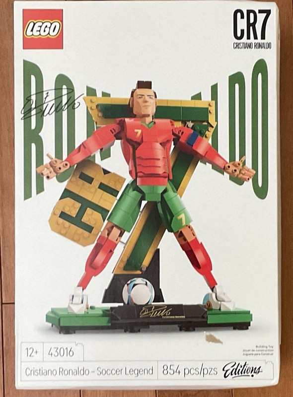 LEGO Icons Cristiano Ronaldo Soccer Legend 43016 854pcs Limited Edition Box