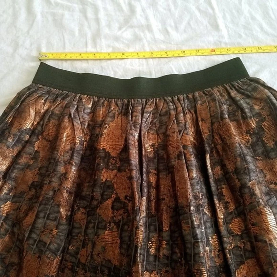 Mini-saia plissada bronze preta cintura elástica grande - Imagem 4 de 4