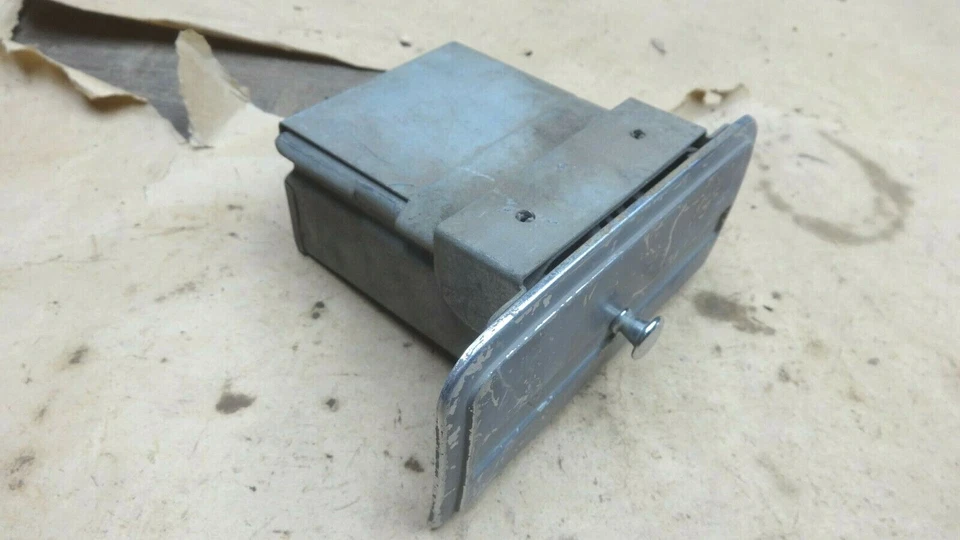 Bandeja de ceniza Hudson Hornet 1951 1952 1953 con retenedor Super Wasp original en el tablero Foto 2 de 4