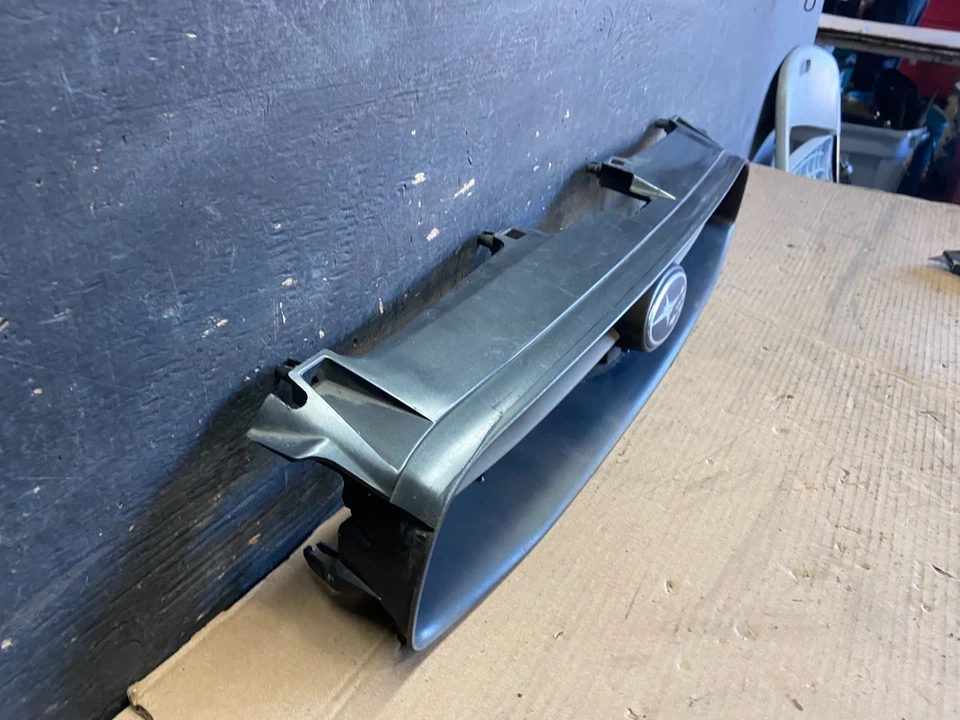 Решетка передняя верхняя для Subaru Impreza 2004–2005 годов выпуска черная оригинальная R2135 DG - Изображение 3 из 4