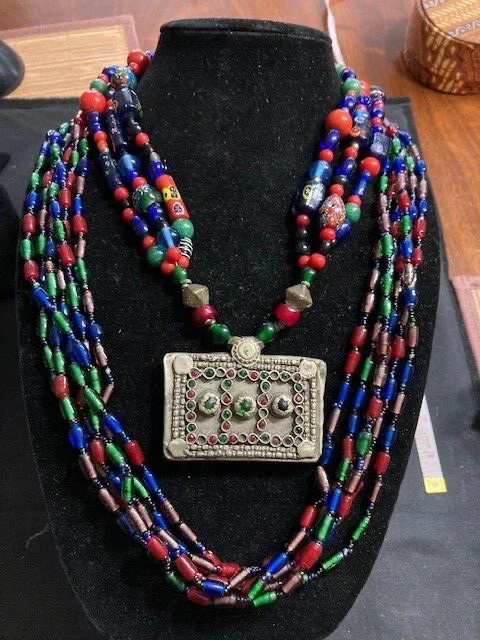 Dramáticos collares antiguos de vidrio y moneda de plata de las Indias Orientales - Colección de películas Foto 2 de 4