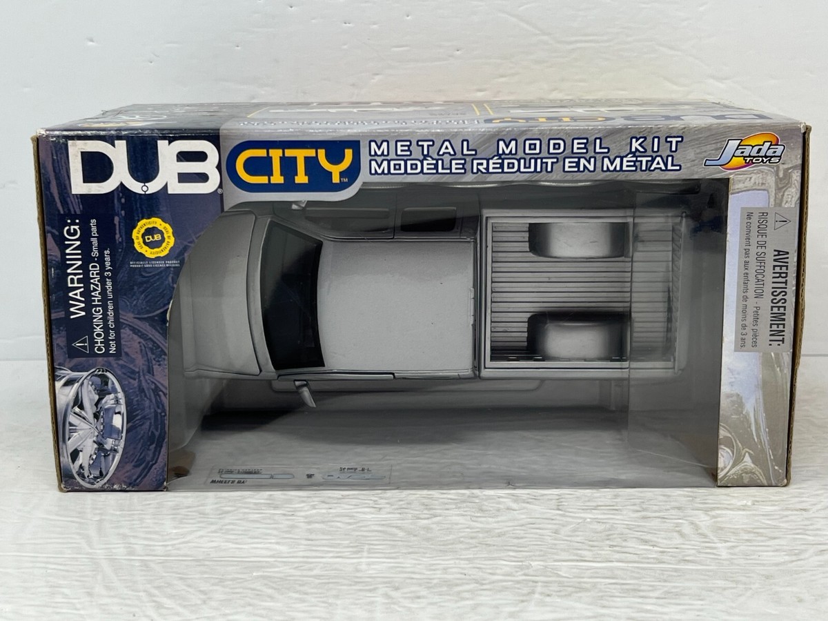 Jada Dub City 2002 Chevy Silverado 1:24 Diecast Metal Model Kit