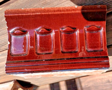 alte Kachelofenfliese aus der Jahrhundertwende,  Gesimskachel