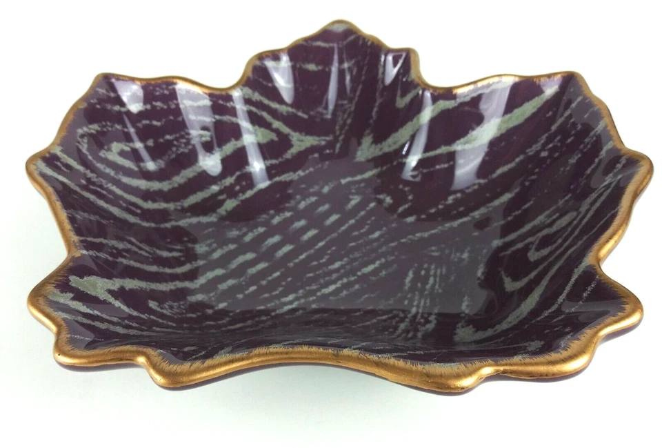 Grasslands Road Trinket Dish Maple Leaf Shaped Purple with Gold Trim — 第 2/4 张图片