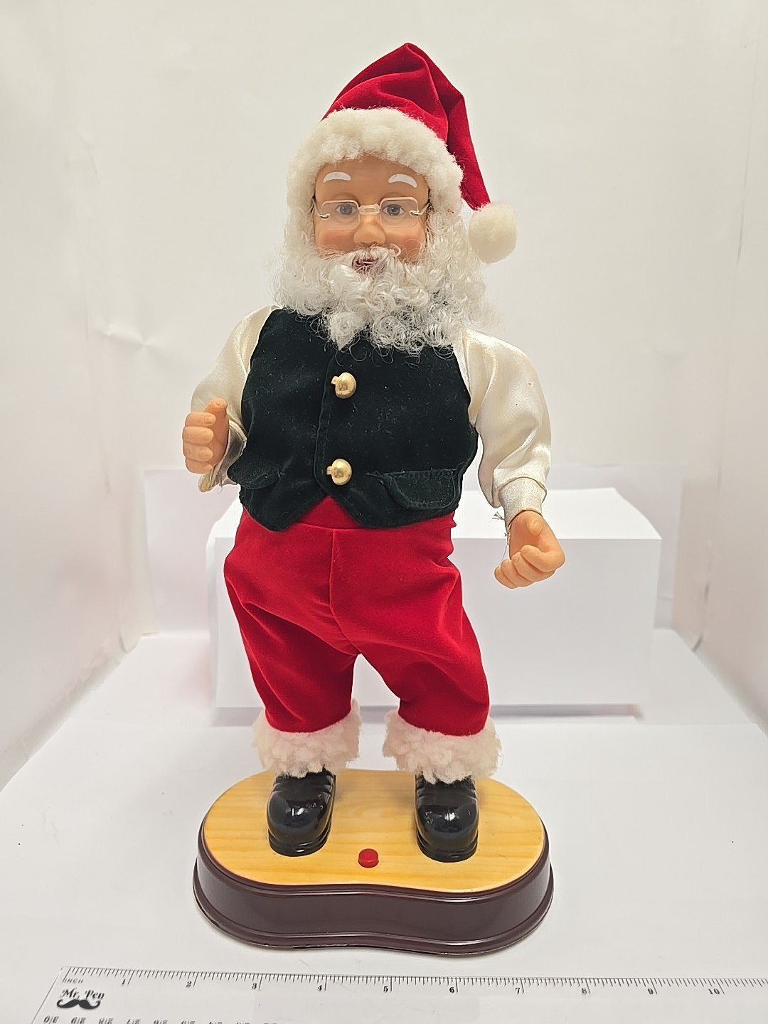 Gemmy Industries Corp Dancing Santa Stands 13" Tall