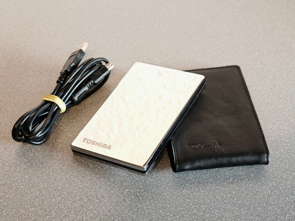 Toshiba Store Steel, HDD extern 600GB, USB, Designfestplatte