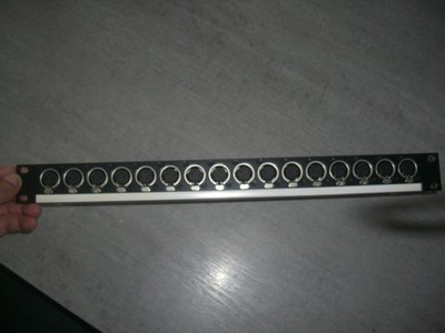 1 Neutrik XLR Patchpanels 16x XLR female 1HE m. Beschriftungsfeld, Zugentlastung