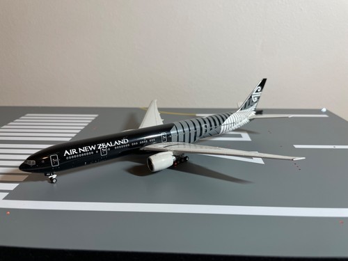 Air New Zealand Boeing 777-300ER "All Blacks" livery - ZK-OKQ - Phoenix 1:400 - Picture 3 of 5
