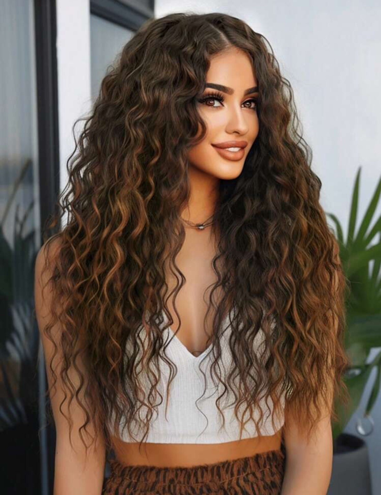 Perruque bouclée brune femme longue idéale pour vos soirées et événements importants