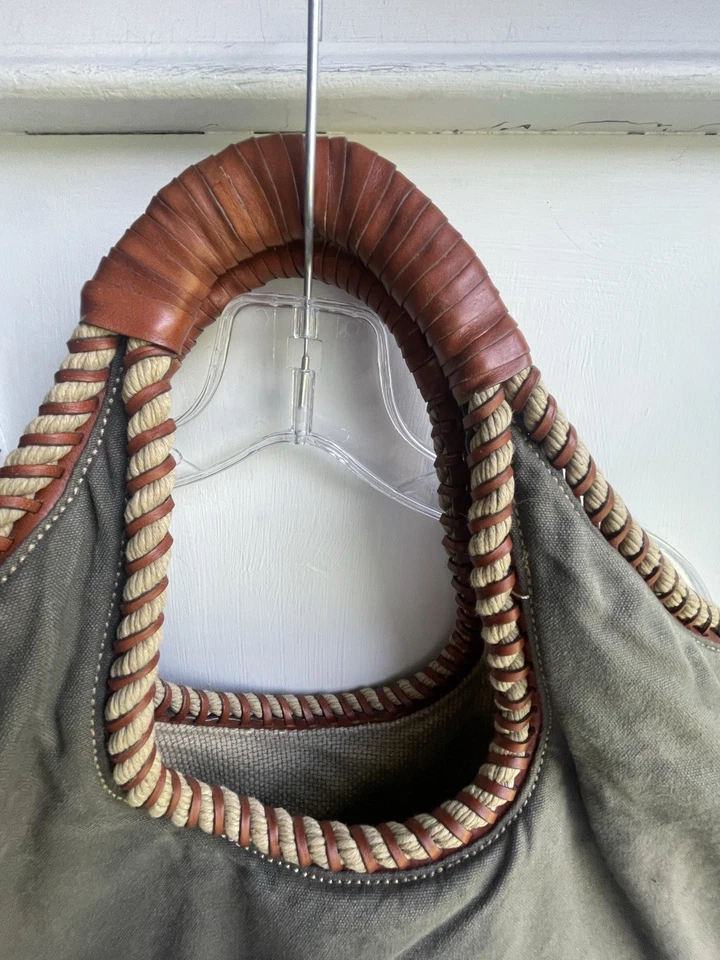 Bolso de Mano Cole Haan Serie G Cuero Marrón y Lona Caqui Grande Durante la Noche Foto 2 de 4