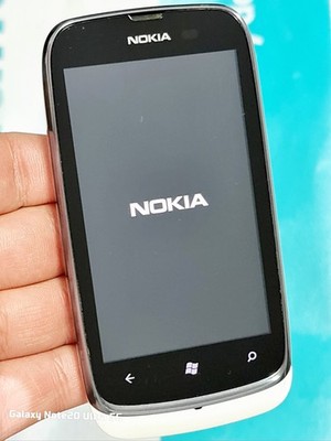 Nokia Lumia 610 (entsperrt) Smartphone Top Zustand mit Ladegerät