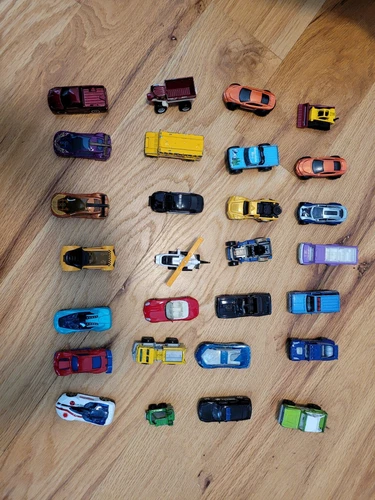 Matchbox/Motormax/Maisto vintage Model Cars  Lot of 32 metal plastic not mint