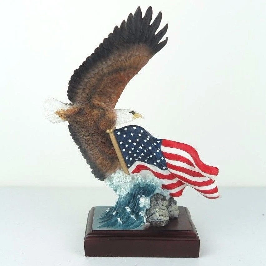 Águila Calva y Bandera Orgullo Americano - Figura Detallada Miniatura 8.5"H Nueva en Caja Foto 2 de 4