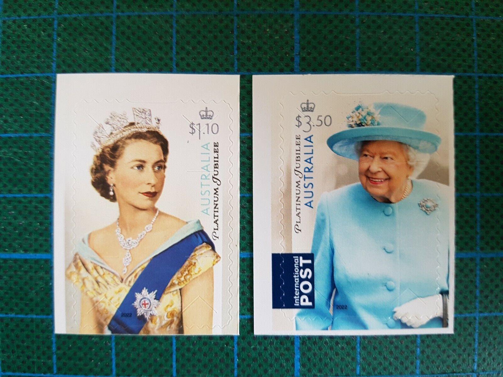 AUSTRALIA - 2022 QUEENS PLATINUM JUBILEE S/A SET OF 2 *FREE POSTAGE* SHIPS NOW!