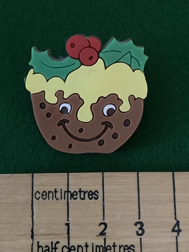 Pin Badge - Christmas Pudding With Custard and Holly - Rubber / Plastic - Picture 3 of 3