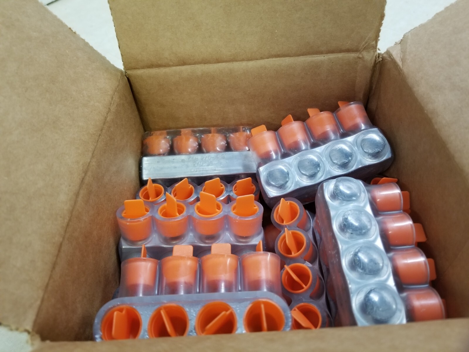 Box of 10 Thomas and Betts CSB-2/0-4-S, 4 Port, Same Side Splice ...