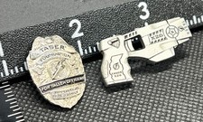 Set 2 spille Taser - Fondazione Taser 2004 e spilla X26 rare vintage