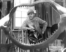 ROBERT SHAW AS "QUINT" IN "JAWS" - 8X10 PUBLICITY PHOTO (RT175)