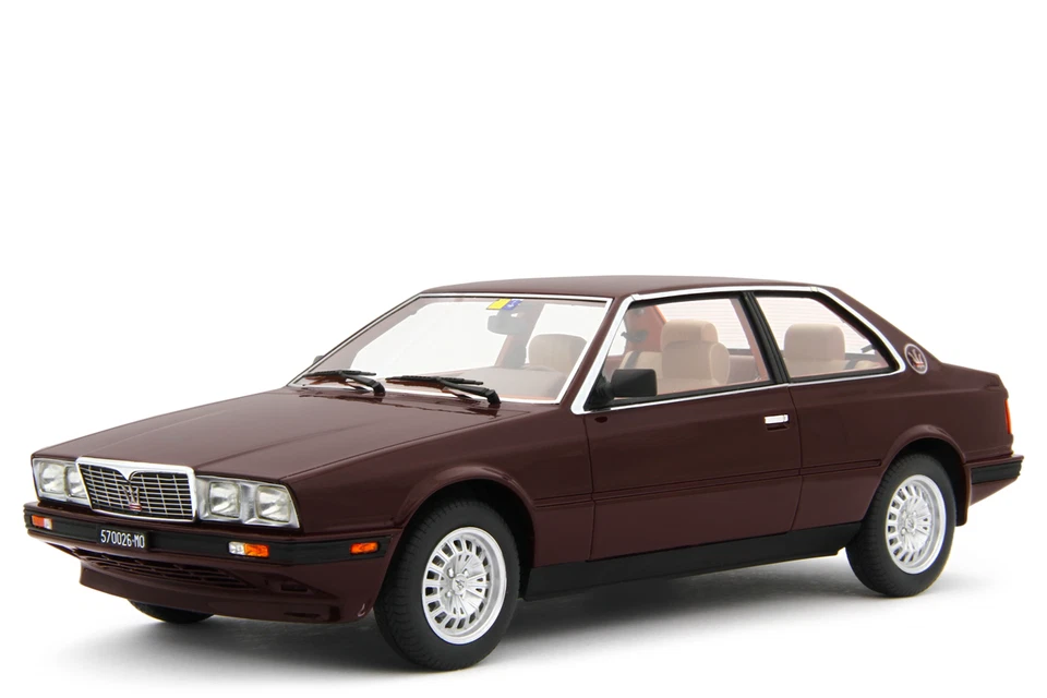 Laudoracing Models Alfa Romeo 2000 Berline 1971 Echelle 1:18 Voiture Miniature - Bleue (LM141A)