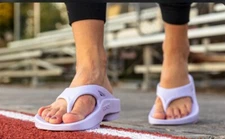 OOFOS TECHNOLOGY Women Size 1 1 Men  Size 9 OORIGINAL Sandal LAVENDER