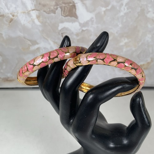 2 x Joan Rivers SIGNIERT Armreifen mit Scharnier Set rosa emailliert goldfarben stapelbar 7" - Bild 3 von 6