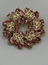 VINTAGE GOLD TONE PINK RHINESTONE HOLIDAY WREATH NATURE BROOCH/PIN