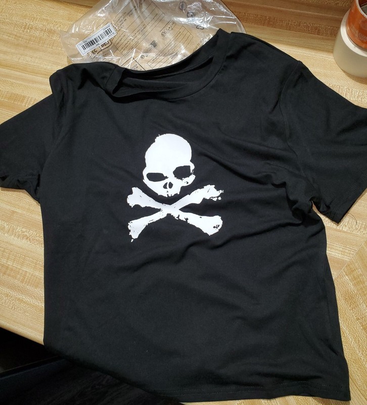 Tshirt/Tee Skull & Crossbones Crop (shorter) Top ; SZ. Large - *fits smaller!