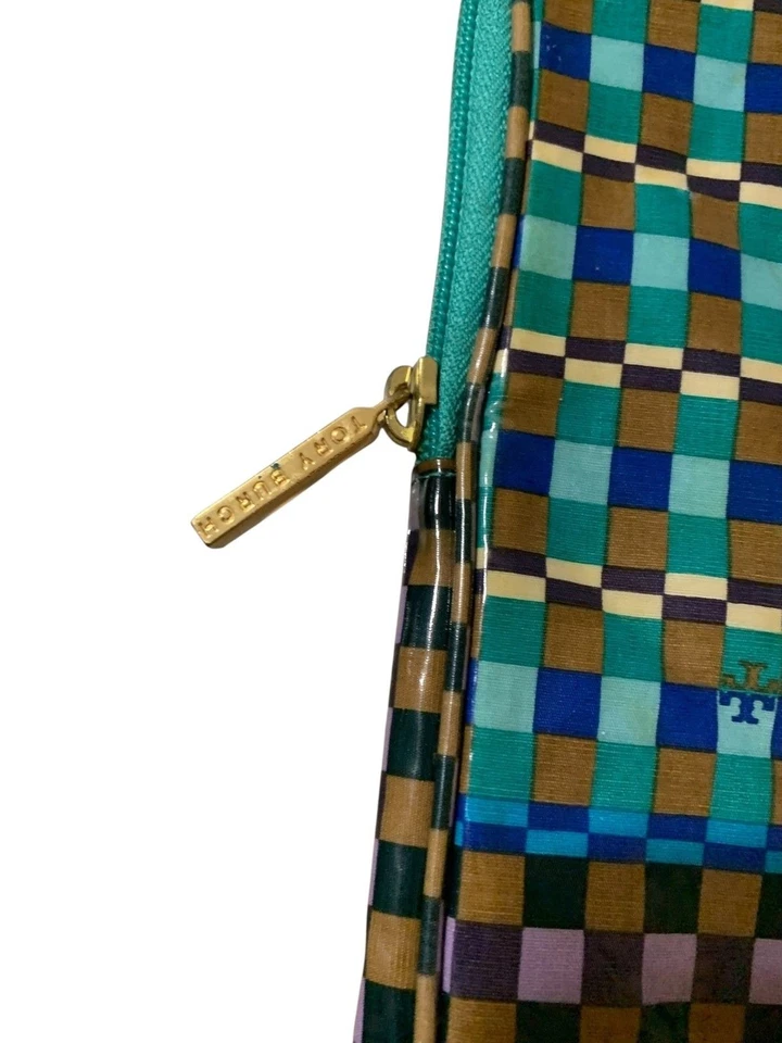 Funda para iPad Tory Burch para mujer mediana a cuadros cremallera a cuadros vinilo logotipo funda Foto 3 de 3