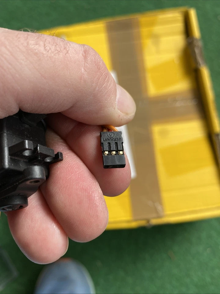 Servo Futaba S9550 Low Profile Retro - Bild 3 von 4