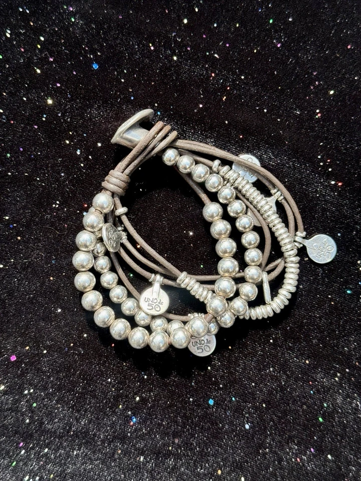 Pulsera Unode50 con cuentas de cuero y ley Foto 2 de 2