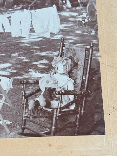 Fotografía antigua inusual de niña jugando con muñecas de juguete lavando ropa niño de colección - Imagen 6 de 8