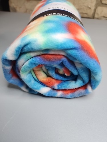 Lightweight Fleece Throw Blanket 50" X 60" - Picture 2 of 3