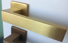 MANIGLIE MANIGLIA PORTE CON ROSETTA QUADRA ORO OTTONE SATINATO OPACO