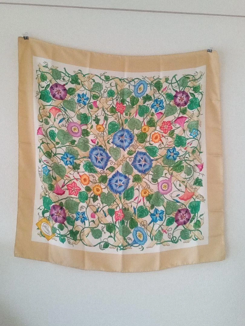 Foulard vintage GUCCI en soie blanc motif floral 82 cm x 82 cm mode unisexe