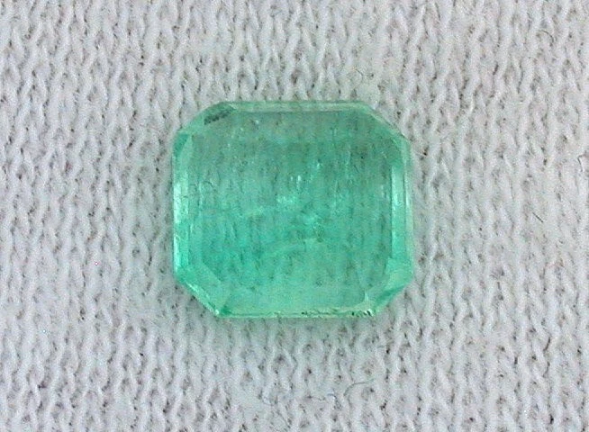 Esmeralda colombiana cuadrada natural brillante de 0,86 quilates 5,9 mm x 5,5 mm x 3,6 mm EBS6630 Foto 3 de 3