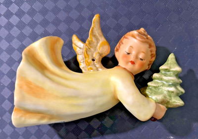 1988 Goebel Hummel ''Flying High'' Angel 1st Ed Christmas Ornament Figure
