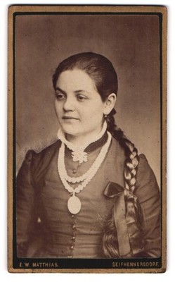 Fotografie E. W. Matthias, Seifhennersdorf, Portrait junge Dame im Kleid mit Am 