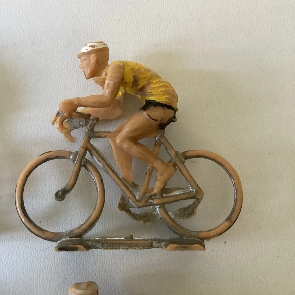 LOT 4 COUREURS CYCLISTES en plastique ( cofalu ?) - Photo 4/4
