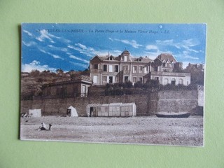 CPA VEULES LES ROSES LA PETITE PLAGE ET LA MAISON VICTOR HUGO