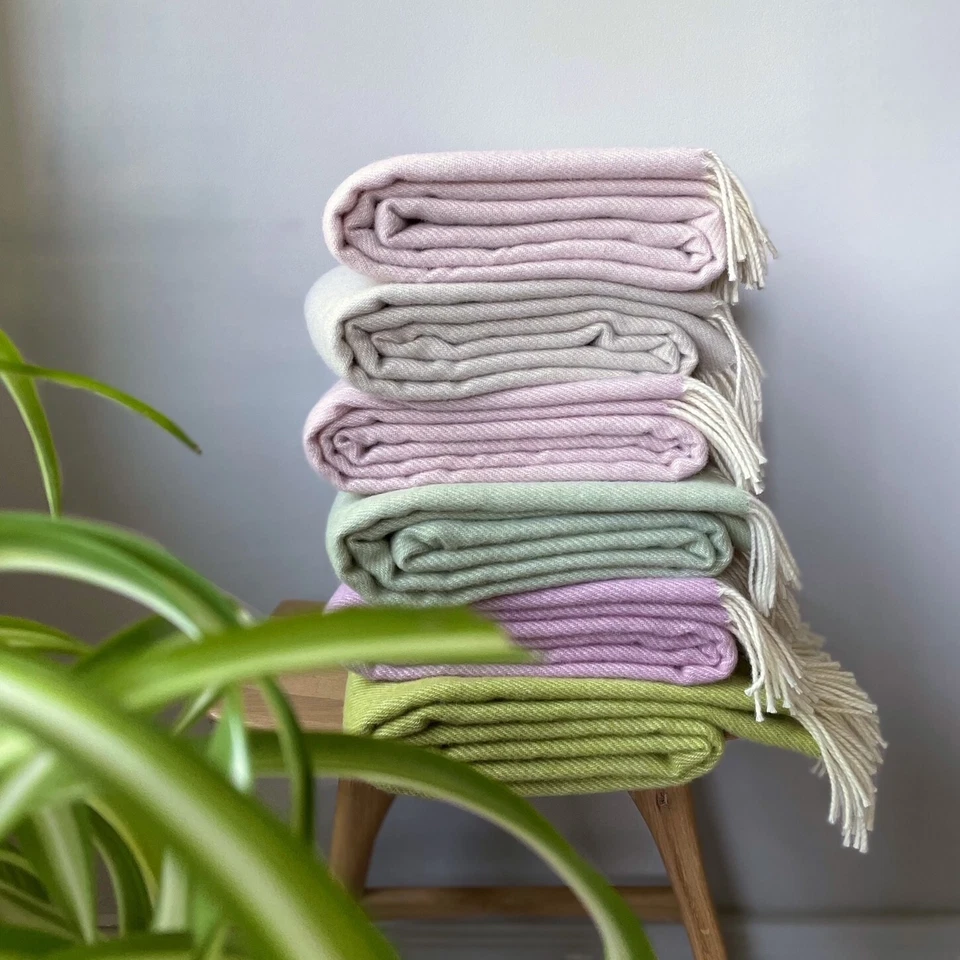 Wolldecke Plaid mit Fransen aus 100% Merinowolle 145 x 180 cm, Uni Pink Rosa - Bild 4 von 4