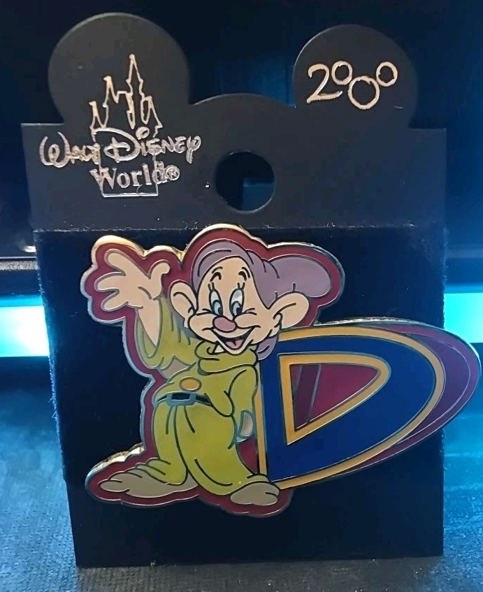 DISNEY SNOW WHITE & THE SEVEN DWARFS DOPEY WAVING BY LETTER D PIN 1338