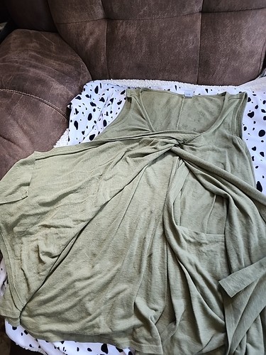 Camiseta sin mangas verde enfermería y maternidad Old Navy XXL - Imagen 4 de 5